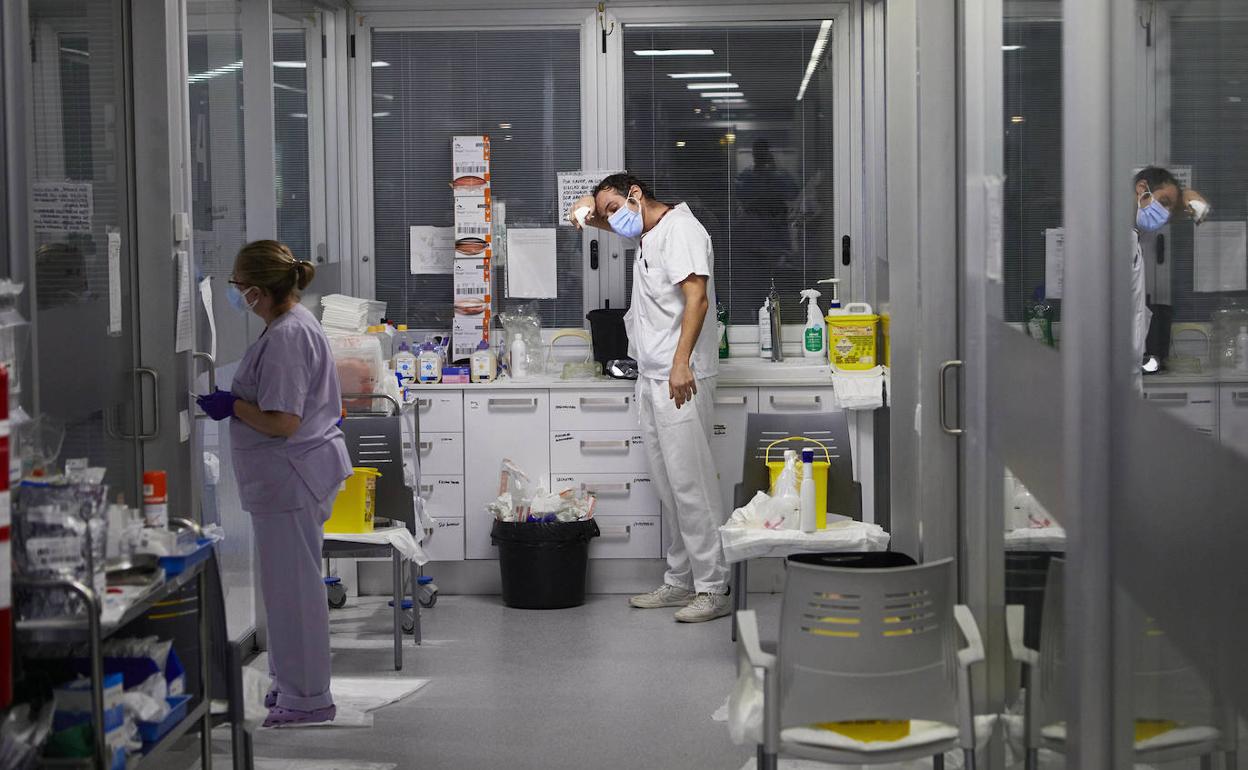 Sanitarios trabajan en el Hospital Arnau de Vilanova. 