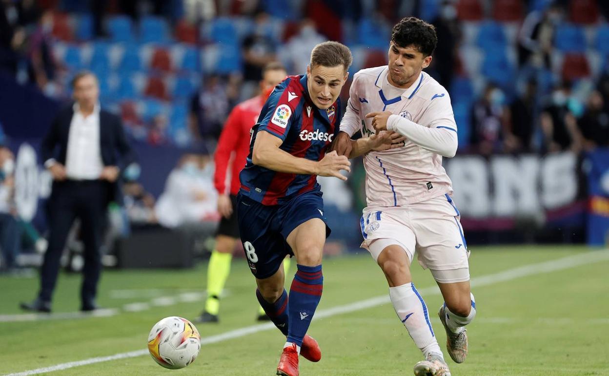 De Frutos disputa un balón dividido con Aleñá. 