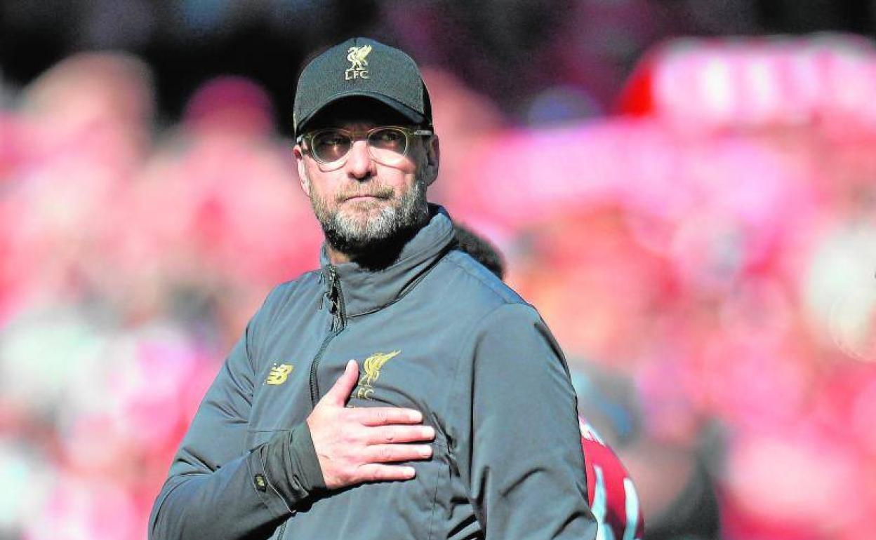 Klopp en Anfield con la mano en el pecho