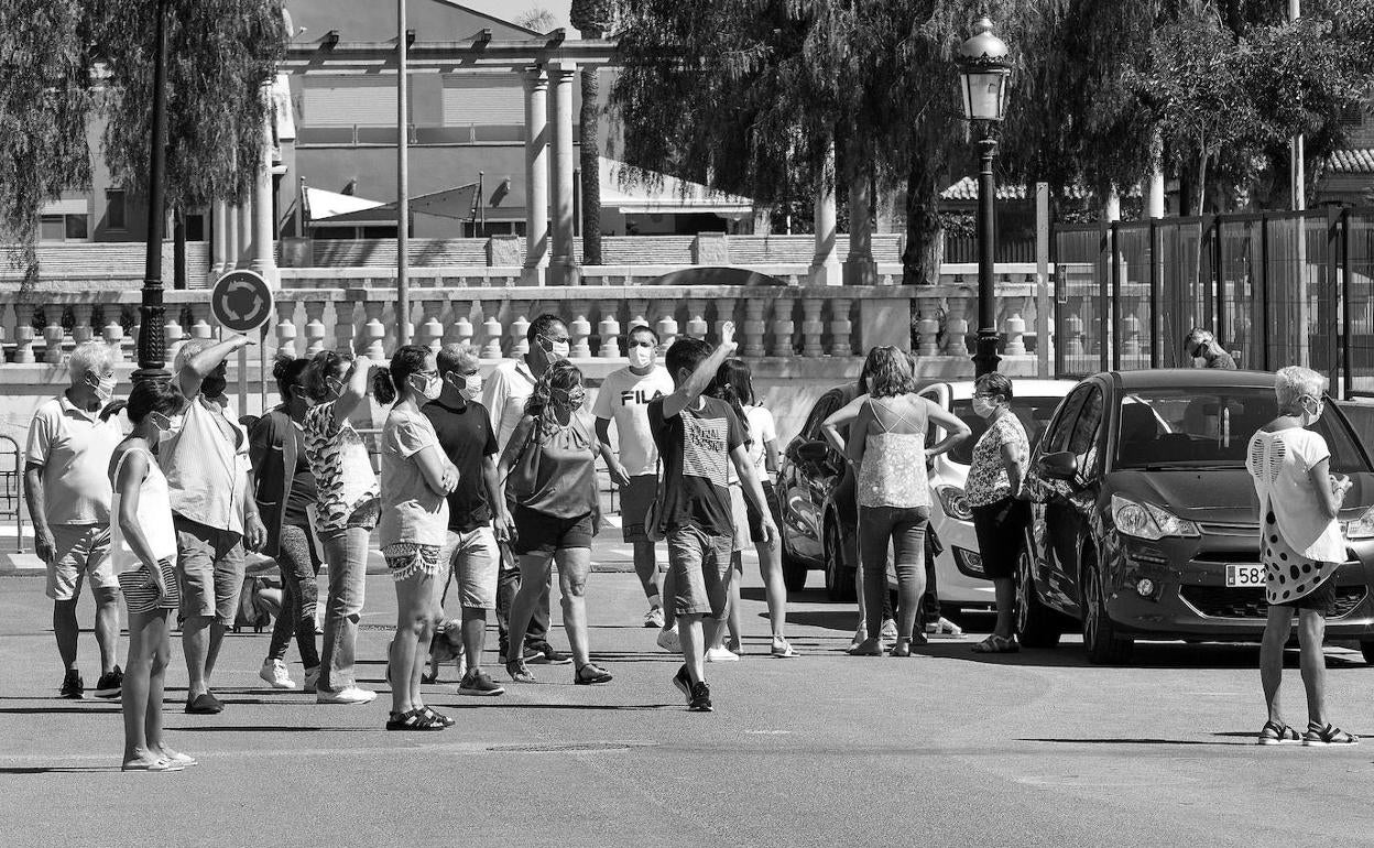 Padres a la salida de un colegio de Rafelbunyol.