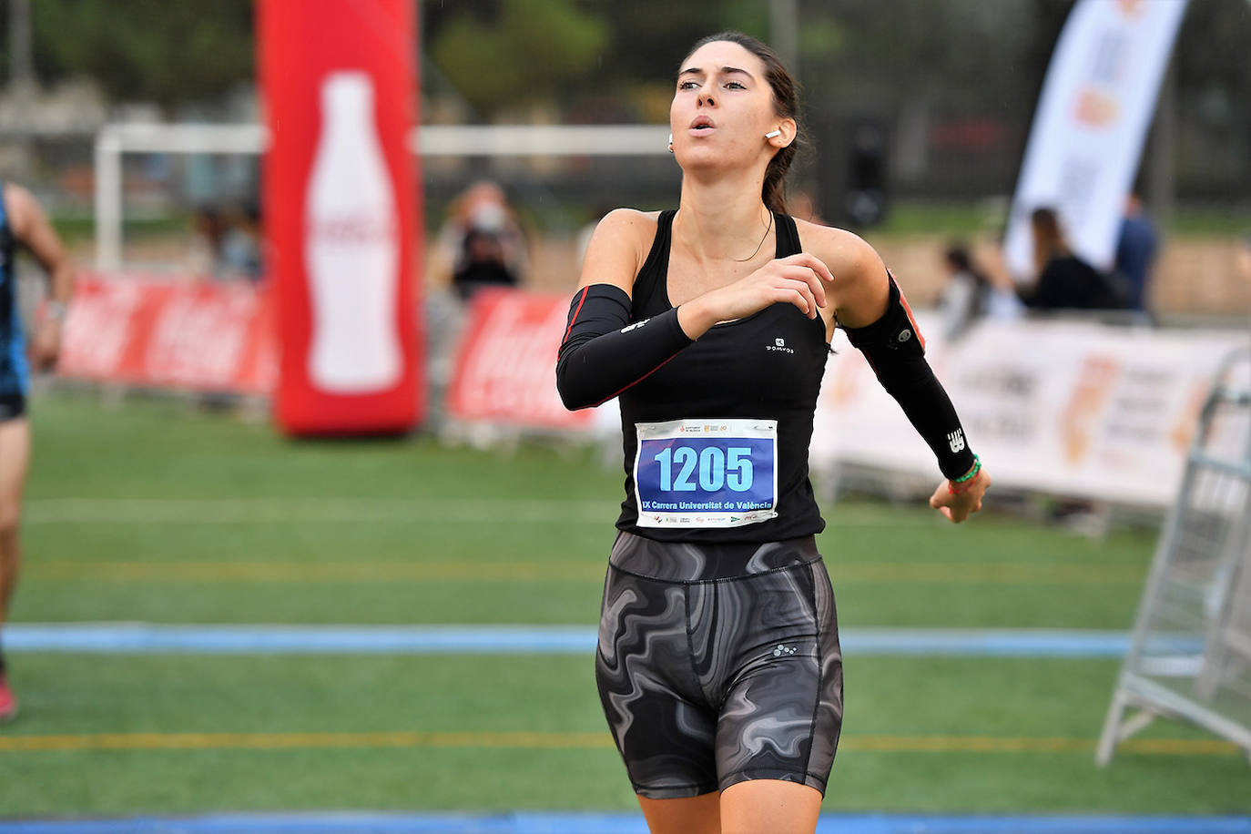 Este domingo, 1.500 corredores se han lanzado a las calles de Valencia para disputar la prueba de la Carrera Universitat de València, que alcanza en 2021 su novena edición. Los participantes han recorrido 5. 570 metros. 