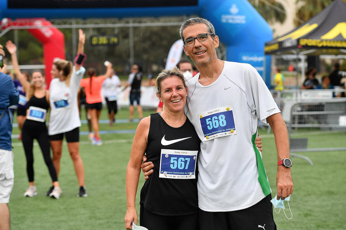 Este domingo, 1.500 corredores se han lanzado a las calles de Valencia para disputar la prueba de la Carrera Universitat de València, que alcanza en 2021 su novena edición. Los participantes han recorrido 5. 570 metros. 