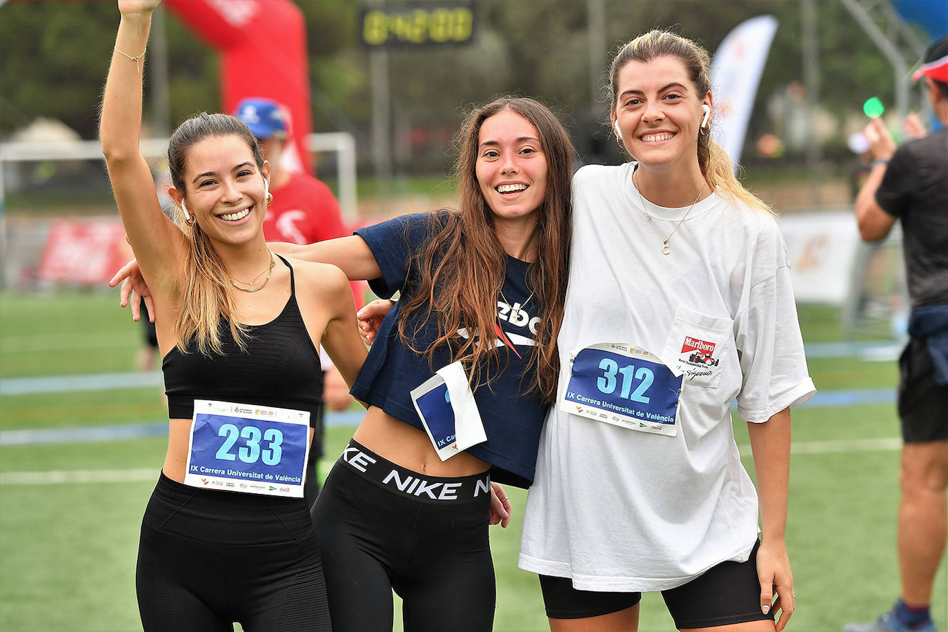 Este domingo, 1.500 corredores se han lanzado a las calles de Valencia para disputar la prueba de la Carrera Universitat de València, que alcanza en 2021 su novena edición. Los participantes han recorrido 5. 570 metros. 