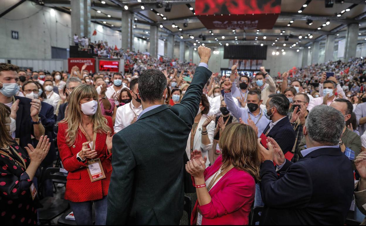 Pedro Sánchez, de espaldas, este domingo en Valencia. 