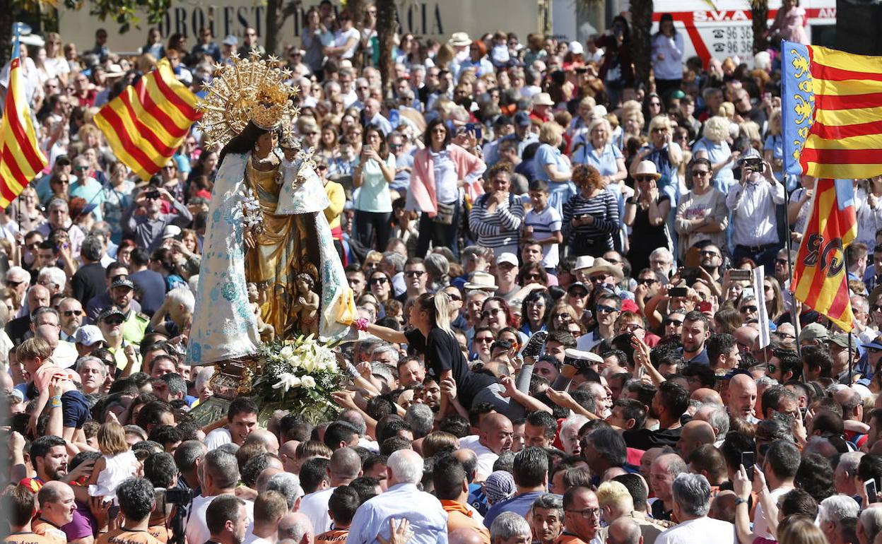 Una imagen del traslado de la Virgen. 