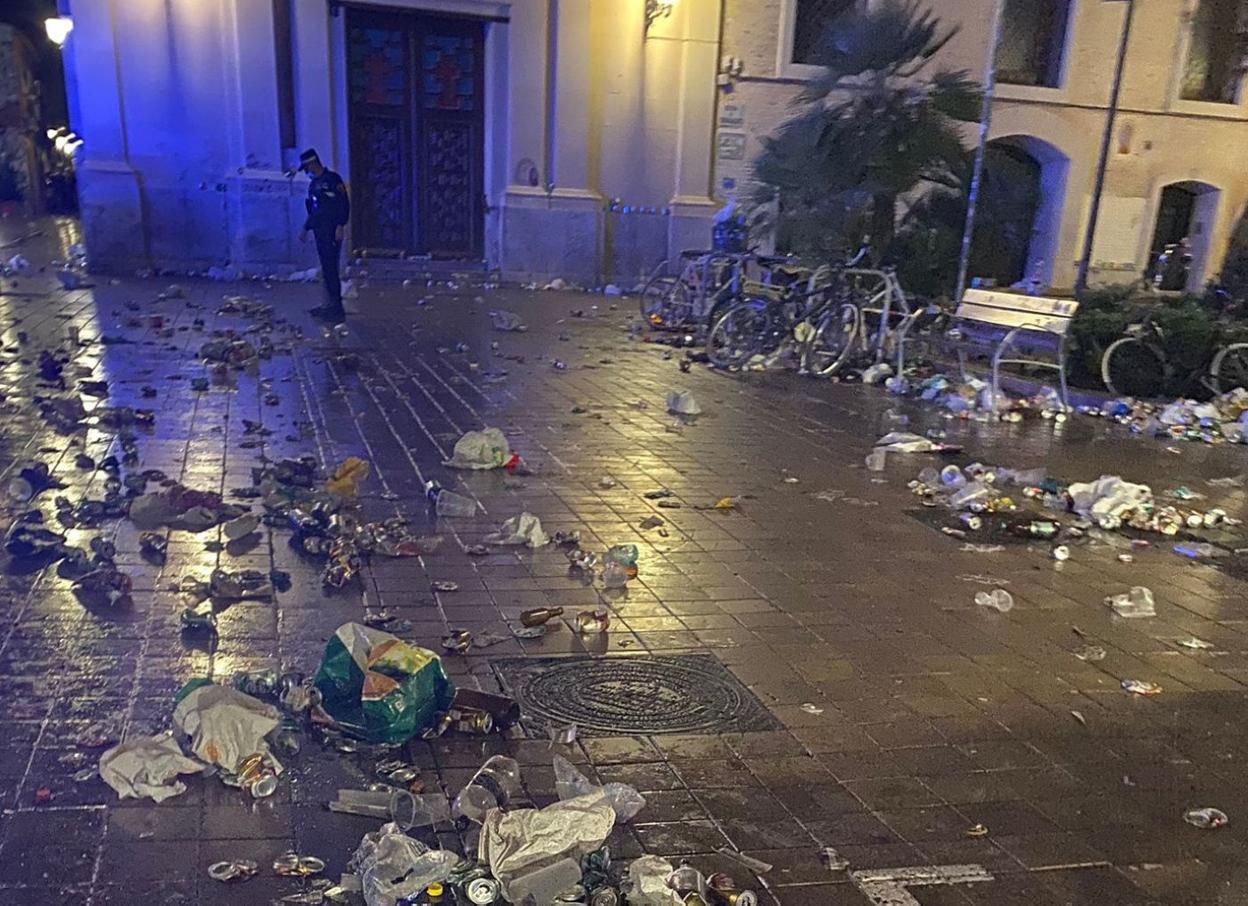 Imagen tomada por un vecino de los restos del botellón en la plaza de la Iglesia de Benimaclet, la madrugada de ayer. lp