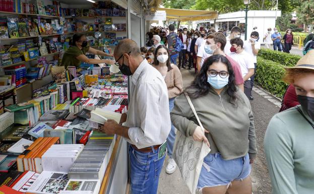 La polémica sobre Carmen Mola llega a la Fira del Llibre