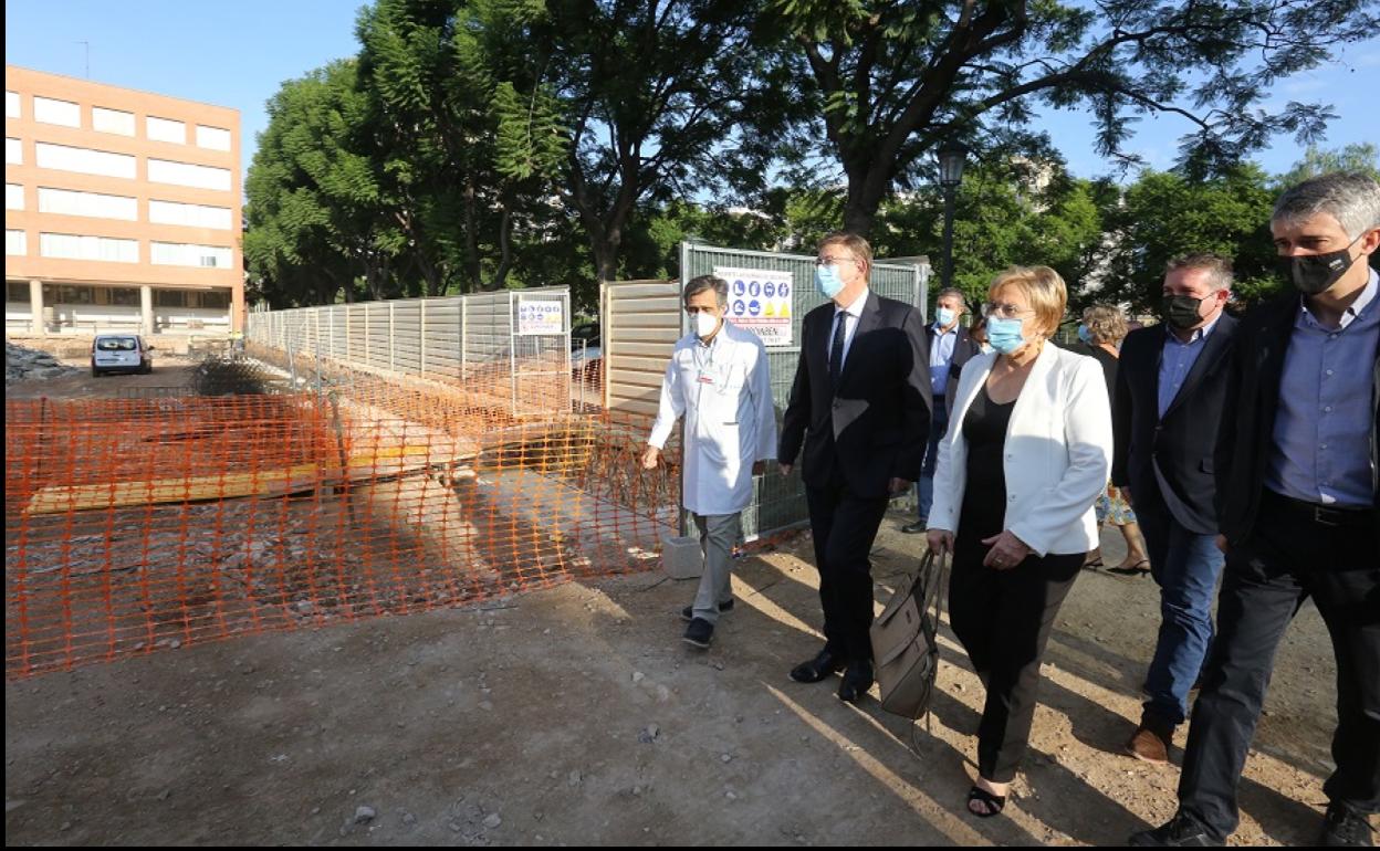 Ximo Puig y Ana Barceló visitan las obras de ampliación del hospital Clínico de Valencia.