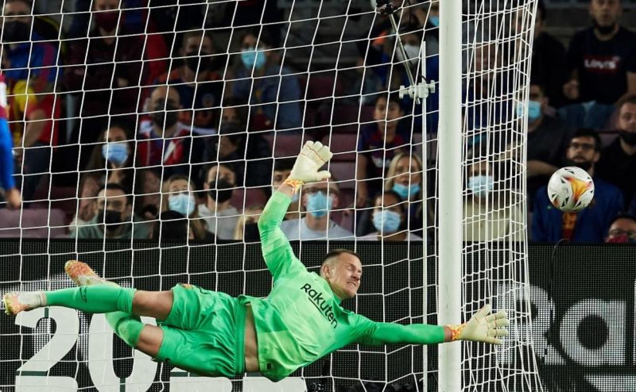 Ter Stegen salva una de las ocasiones del Valencia ante el Barça. 