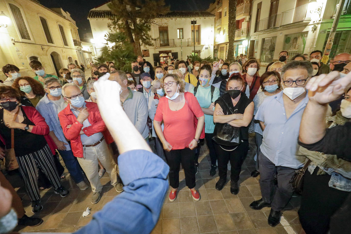 Los vecinos de Benimaclet han dicho basta. En una asamblea celebrada este martes por la tarde, los residentes de la zona han decidido concentrarse el sábado de 9 a 13 horas para elaborar pancartas que colgar más tarde en sus balcones para exigir que se respete su derecho al descanso.