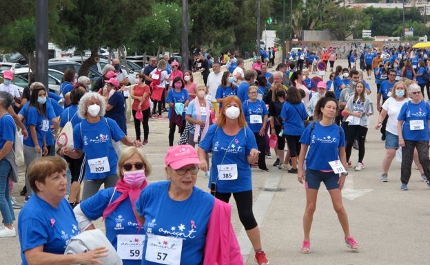 Imagen principal - Un momento de la carrera, las nadadoras y entrega del cheque. 