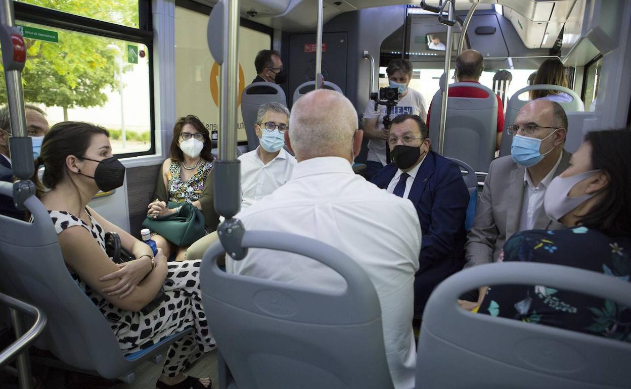 Miembros del equipo de gobierno municipal y directivos de Vectalia, en un autobús de Alicante. 