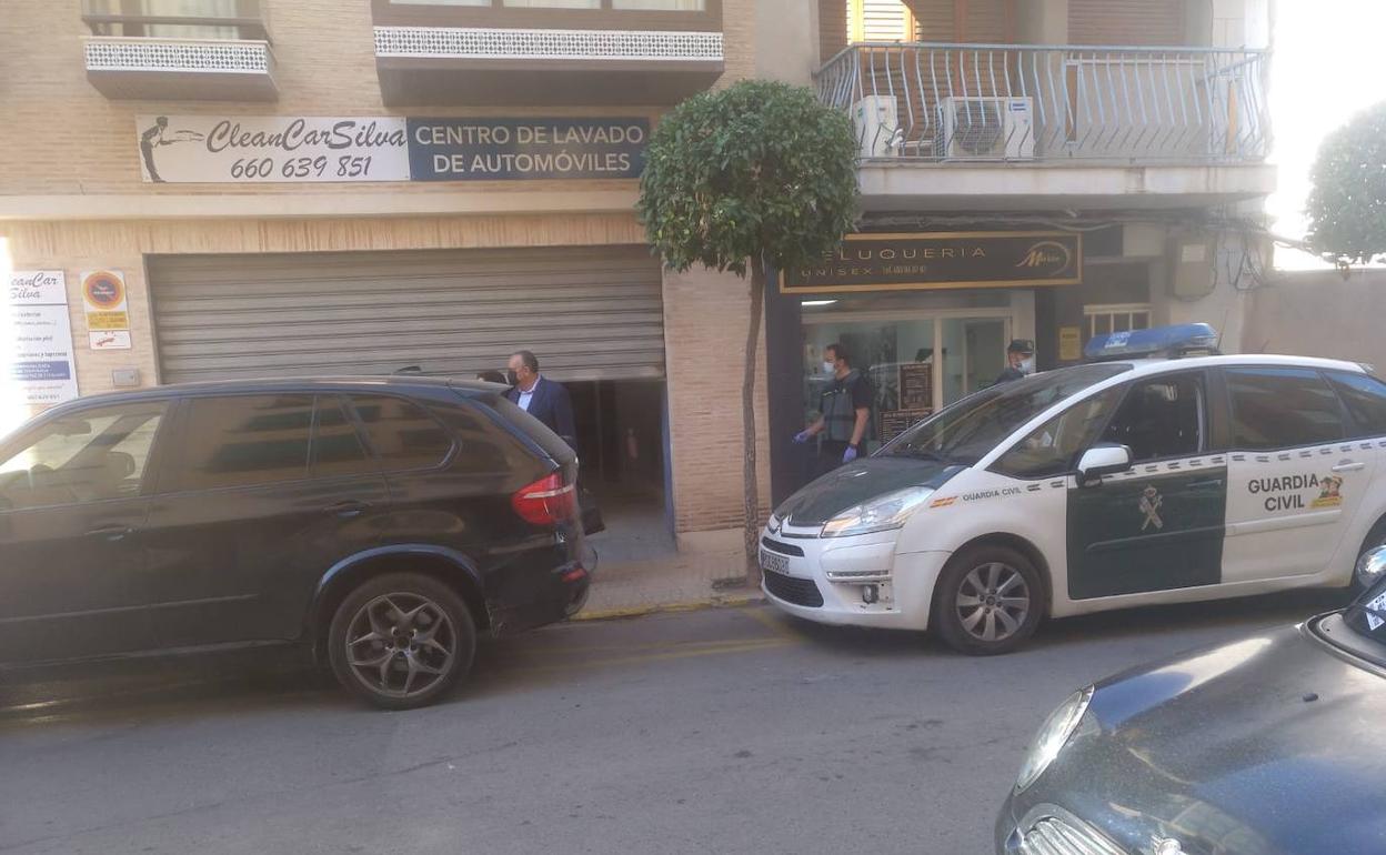 Un instante de la redada que se está desarrollando en l'Eliana. 