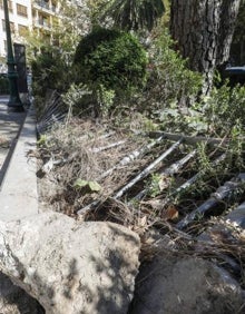 Imagen secundaria 2 - Maceteros sin plantas, carro de la compra tirado en la Gran Vía Marqués del Turia y valla rota. 