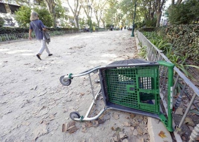 Imagen secundaria 1 - Maceteros sin plantas, carro de la compra tirado en la Gran Vía Marqués del Turia y valla rota. 