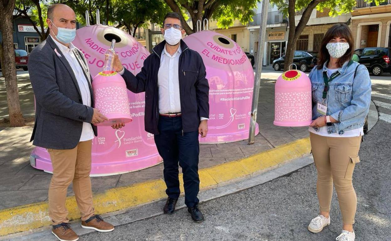 Los iglús rosas para reciclar vidrio en Massamagrell. 