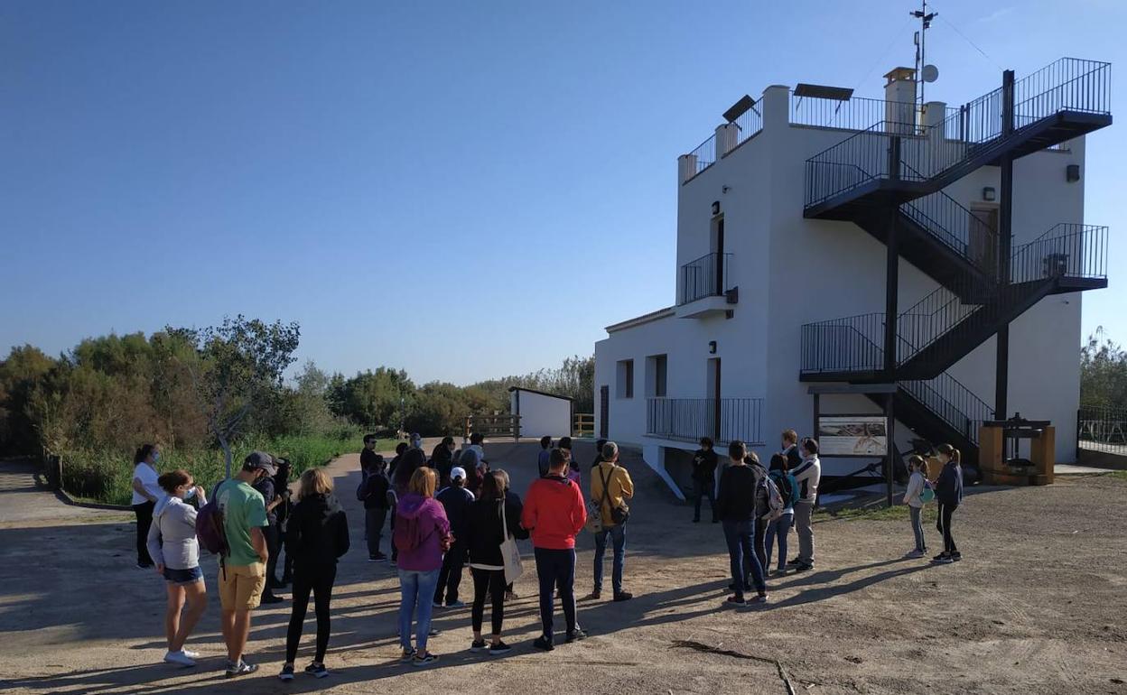 Un grupo de visitantes  en las instalaciones. 