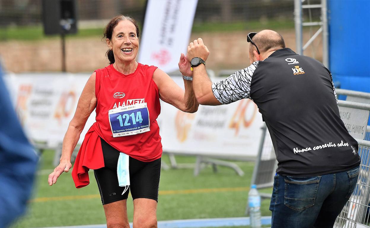 Una participante termina sonriente la última carrera celebrada del Circuito. 