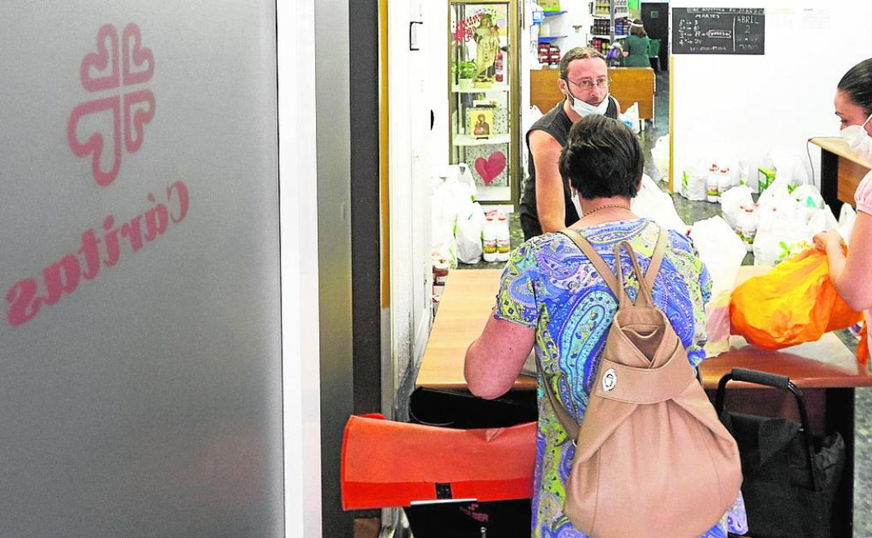 Voluntarios en un economato, uno de los muchos servicios que presta Cáritas. 