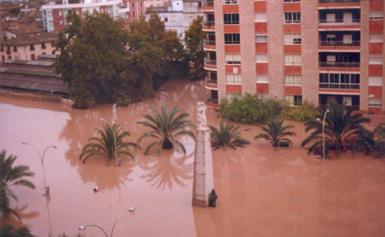 La plaza del Reina de Alzira inundadas el día 20 de octubre de 1982. 