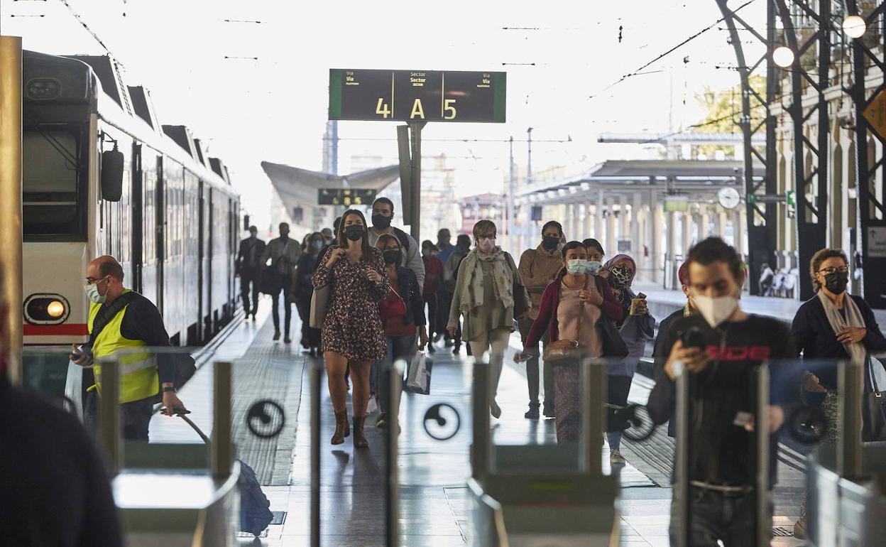 Pasajeros en la estación del Norte. 