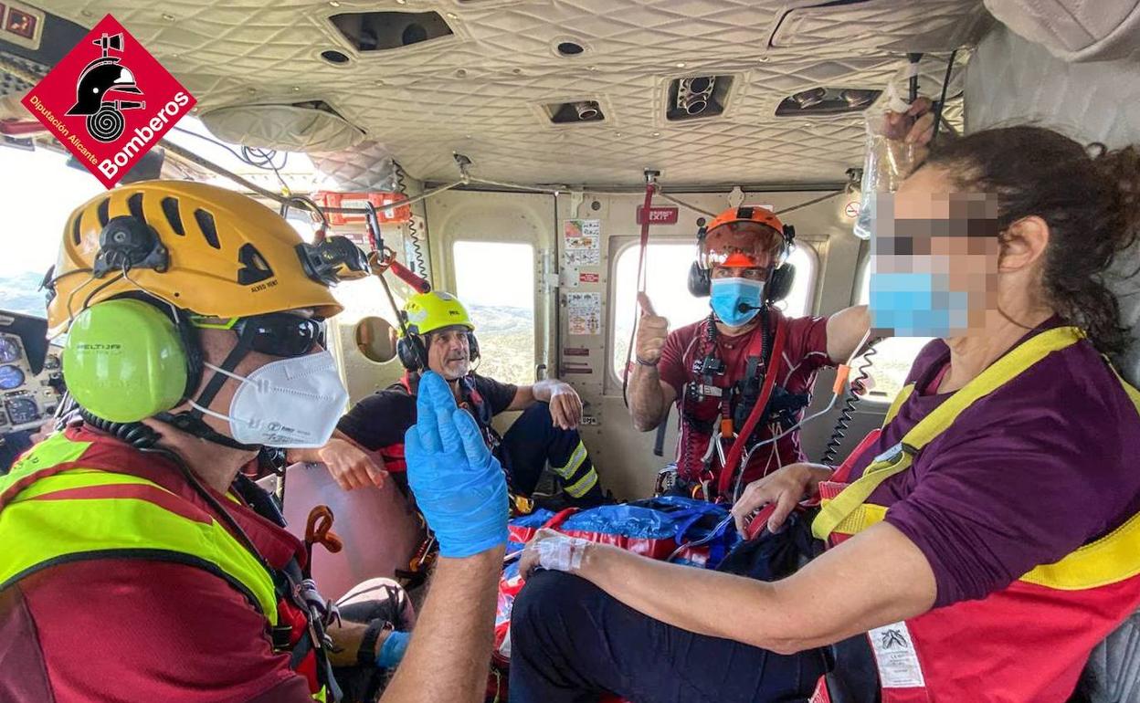 La mujer ha sido rescatada por el Alpha 01 por una fractura en la pierna. 