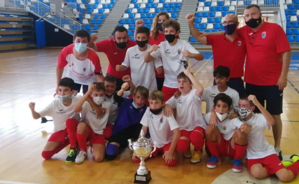 Los alevines con los entrenadores y directivos del CD Paidos, tras proclamarse campeones autonómicos en junio. 