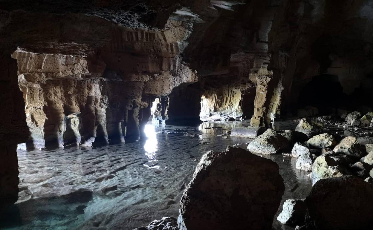 La Cova Tallada de Xàbia, un enclave al que se accede por mar o por tierra, a través de una senda de Dénia. 