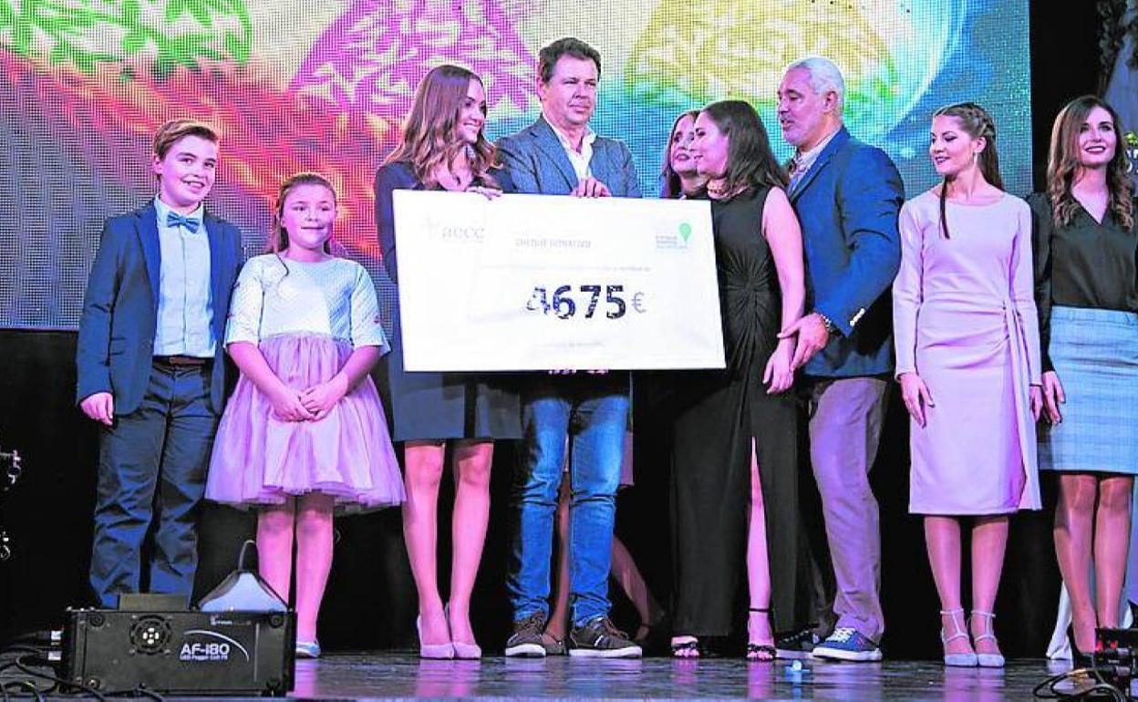 Falla Barrio Beteró | Un desfile de indumentaria valenciana para homenajear a los sanitarios
