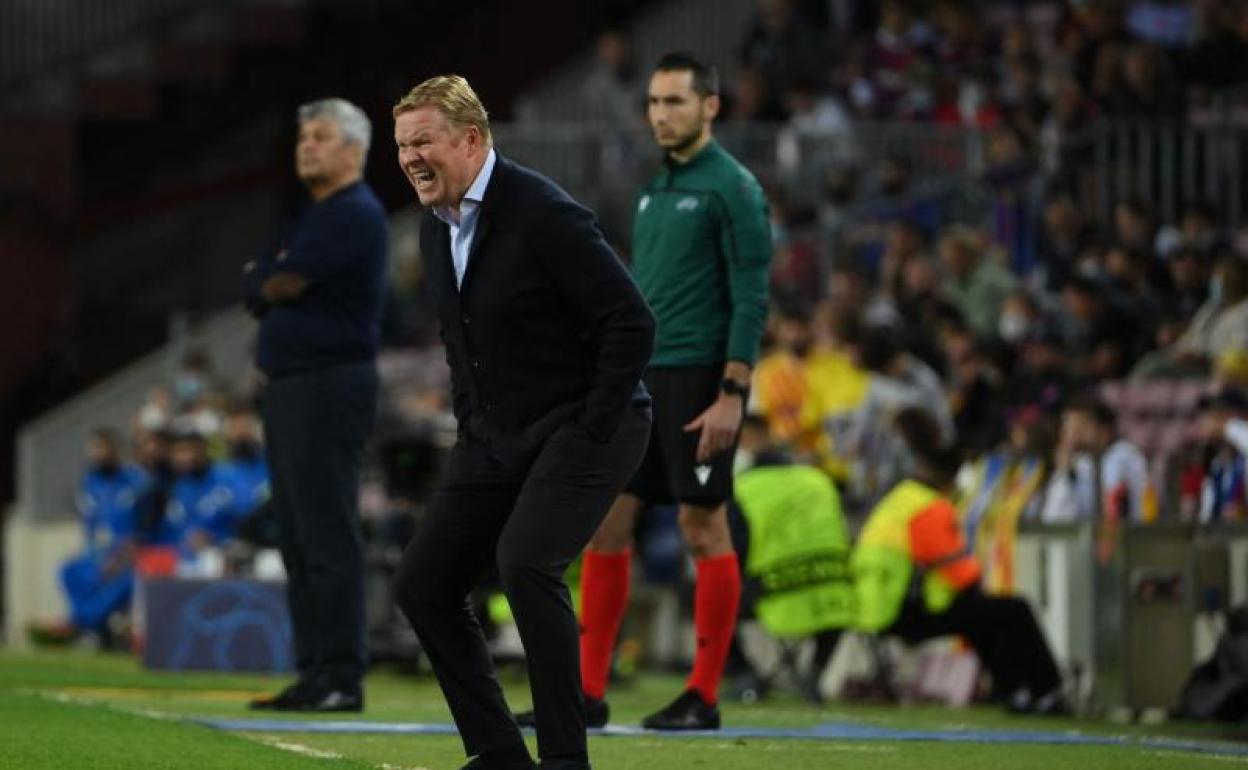 Ronald Koeman grita a sus jugadores ante el Dinamo de Kiev. 