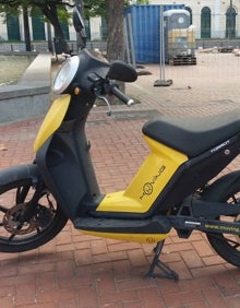 Imagen secundaria 2 - Motos eléctricas de alquiler en Vara de Quart, la Gran Vía y junto a la Estación de Madera. 