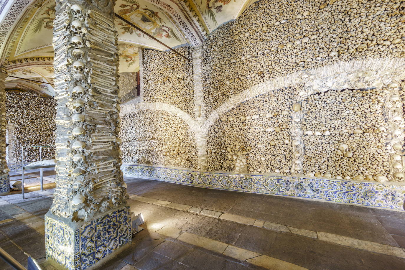 Esta siniestra capilla es uno de las construcciones más conocidas de Portugal, del siglo XVII. En su entrada se puede leer: «Los huesos que estamos aquí, esperamos por los vuestros», el lugar cuenta con un total de 5000 calaveras humanas que forman sus muros. 