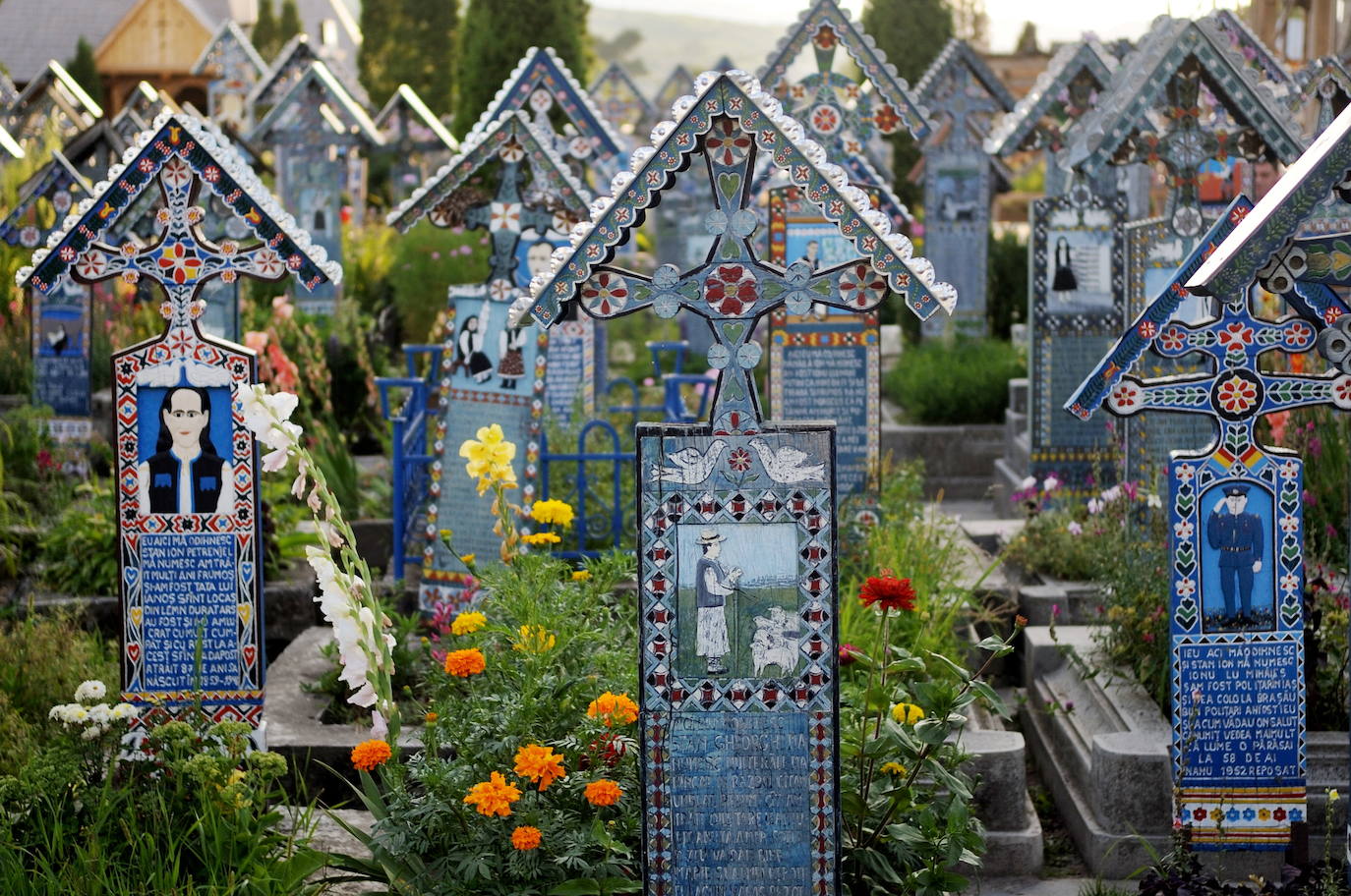 Es uno de los más raros del mundo, donde las tumbas están hechas de madera, con extrañas formas y multitud de colores alegres. Cada una representa una escena de la vida del fallecido, un curioso homenaje que intenta alejar la tristeza habitual en estos lugares.