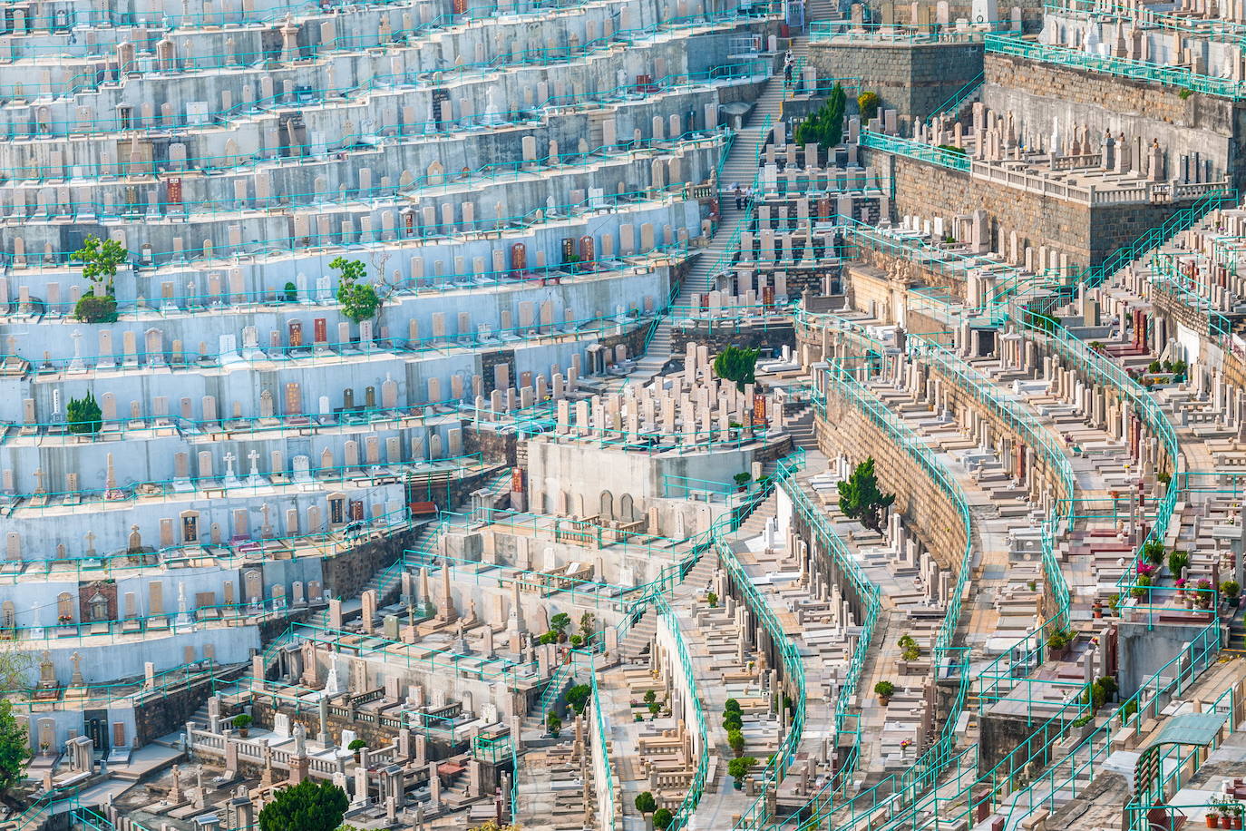 En Hong Kong han intentado dar respuesta a la densidad demográfica con una curiosa forma de enterrar a sus muertos, en un cementerio vertical. Aquí los huesos no descansan bajo tierra, sino por encima, y con llamativas barandillas de color azul. 