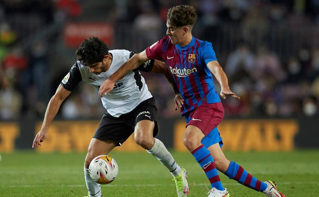 Guedes y Gavi, en el Barcelona-Valencia.