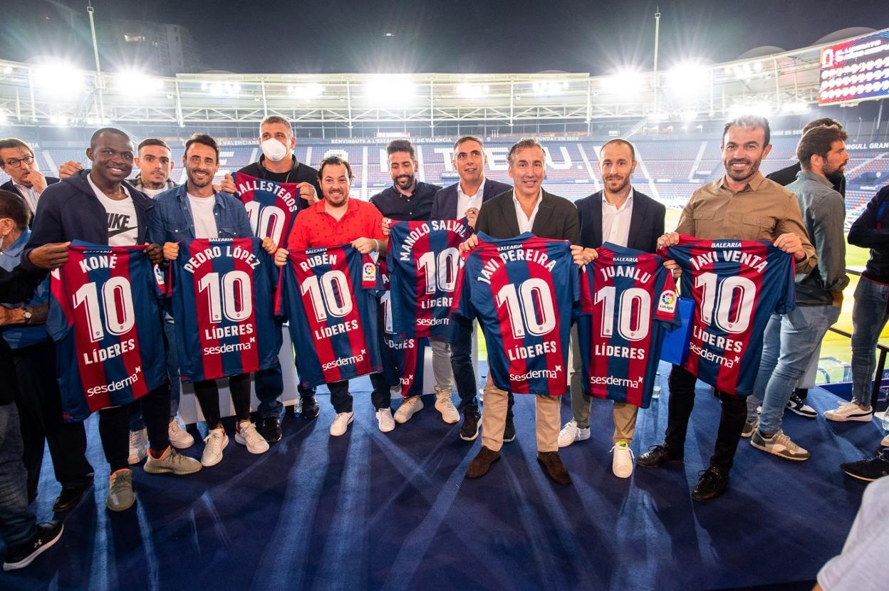 Los protagonistas del acto, con las camisetas conmemorativas del liderato logrado en 2011. levante ud