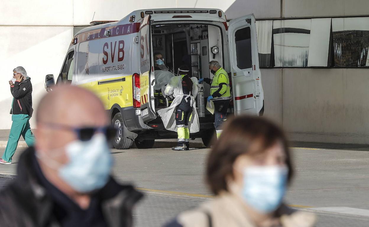 Una ambulancia en el acceso de urgencias del Hospital de La Fe de Valencia. 