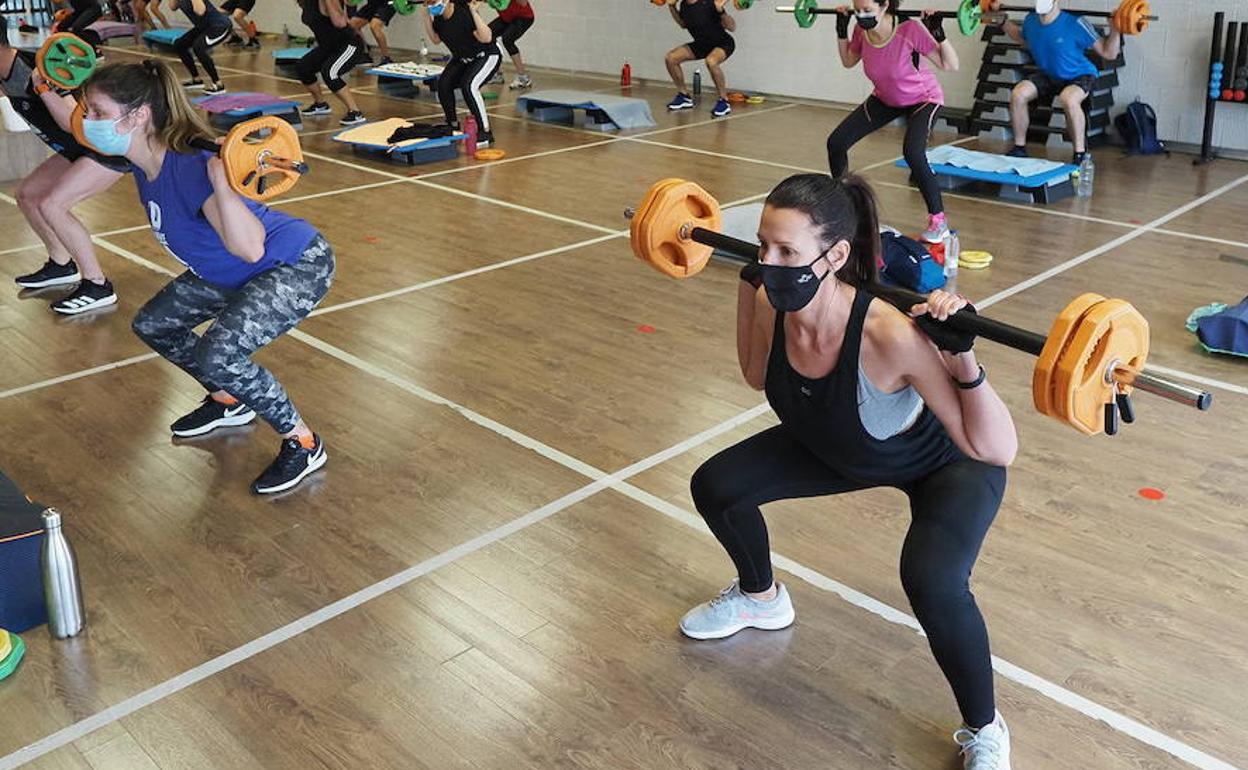 Busca la manera de ir al gimnasio. 