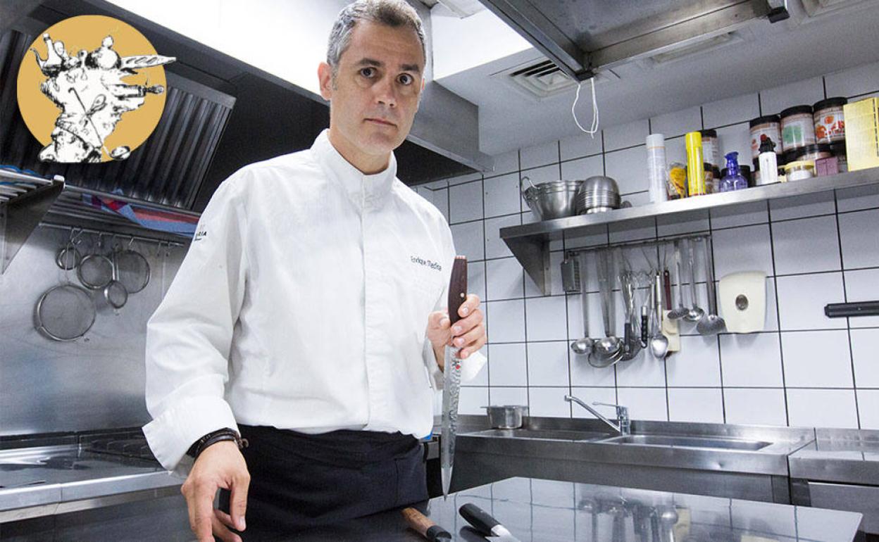 Enrique Medina, en la cocina de Apicius, con los cuchillos que emplea para cortar el atún. 