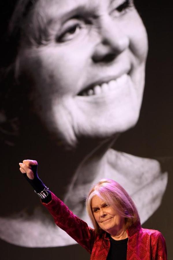 La periodista y escritora Gloria Steinem, premio de Comunicación y Humanismo levanta el puño a favor de la igualdad de género y el feminismo. 