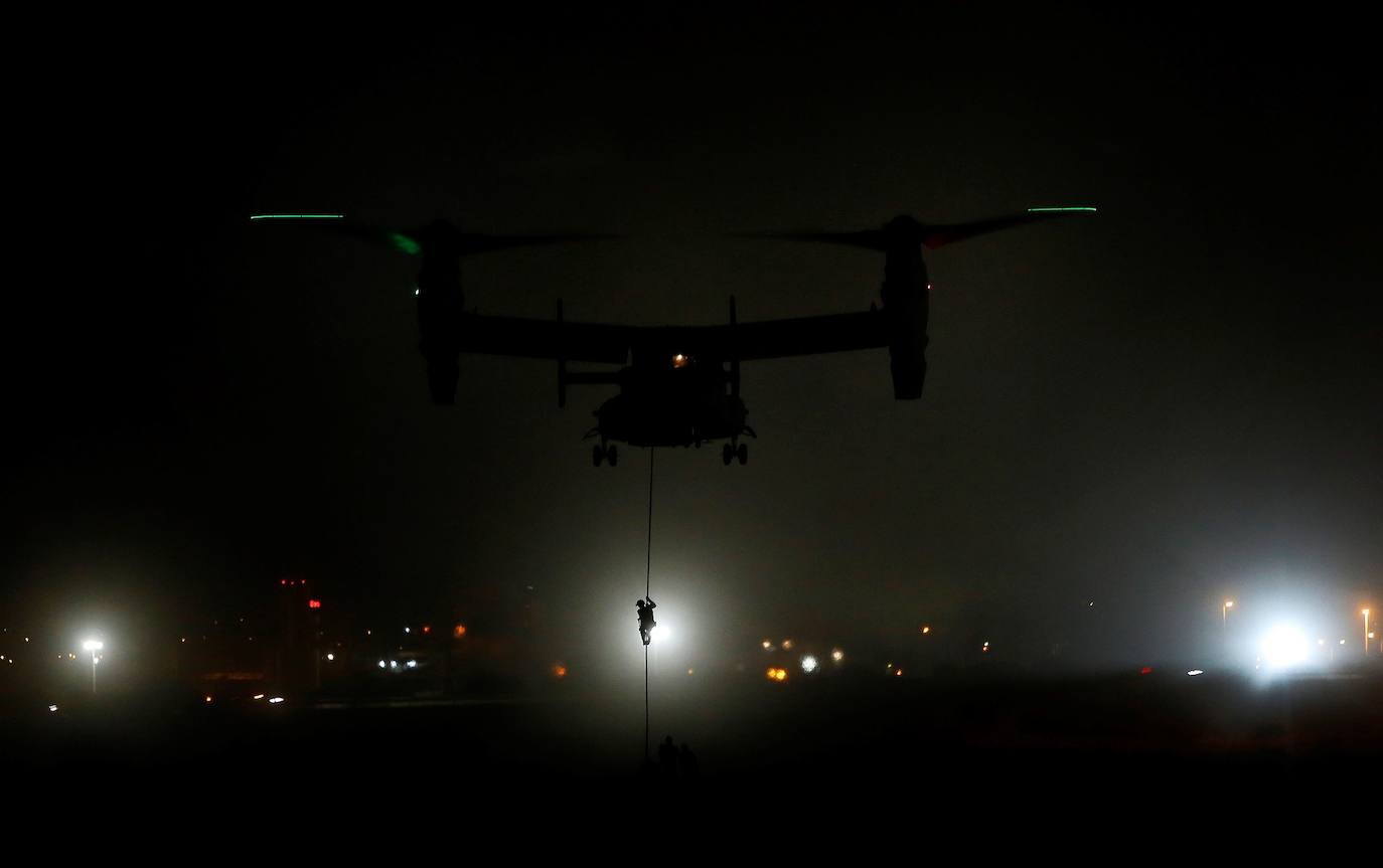 Miembros del MOE (Mando de Operaciones Especiales) practican descenso con el método Fast Rope (cuerda rápida) desde una aeronave Boeing V-22 'Osprey' con capacidad V/STOL (capacidad de despegue y aterrizaje vertical en pequeños espacios) de los Marines americanos. 