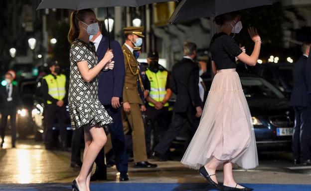 Leonor y Sofía marcan perfil propio sobre la alfombra azul 