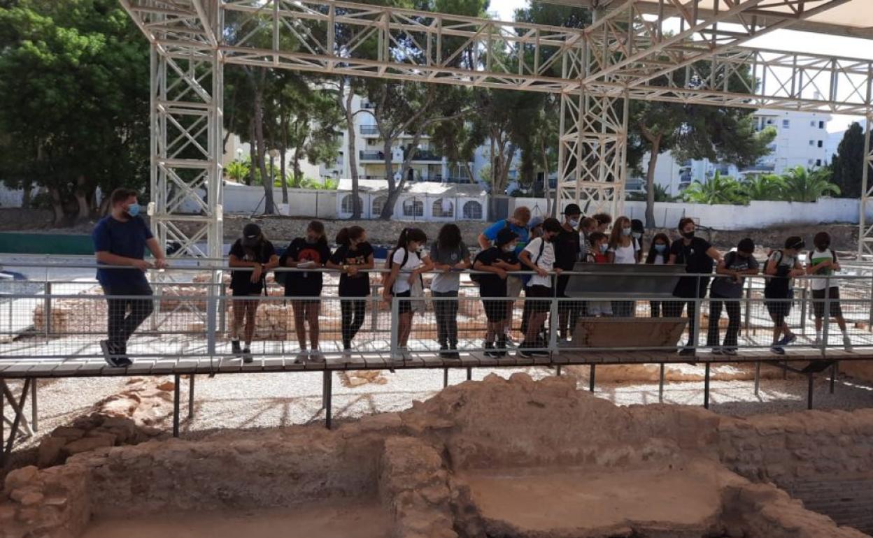 Un grupo de alumnos visita el Museo Villa Romana de l'Albir