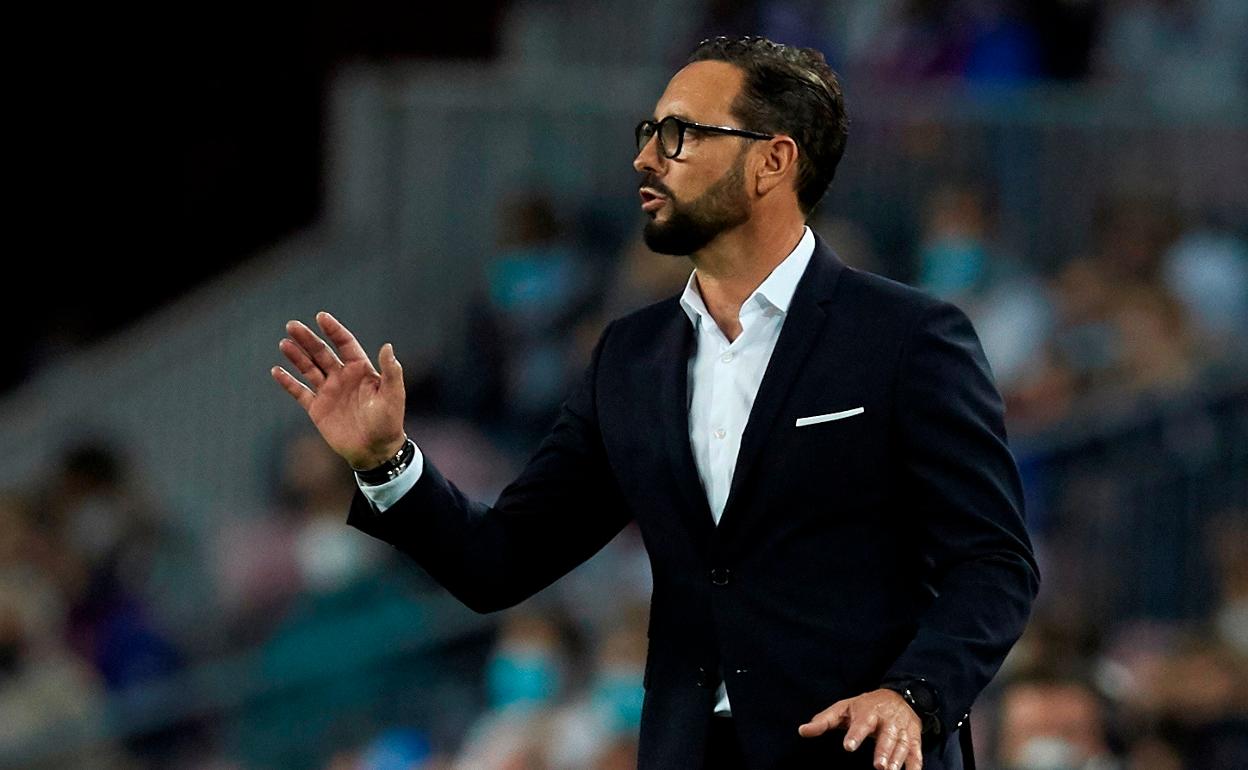 José Bordalás dirigiendo al Valencia en el Camp Nou  