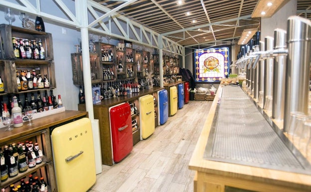 Imagen principal - Arriba, estanterías de la cervecería Cervezas del Mercado de Colón. Abajo a la izquierda, la terraza del bar El León, con la Plaza Redonda al fondo. Abajo a la derecha, una mujer tira una cerveza en uno de los dieciocho grifos de Cervezas del Mercado de Colón.