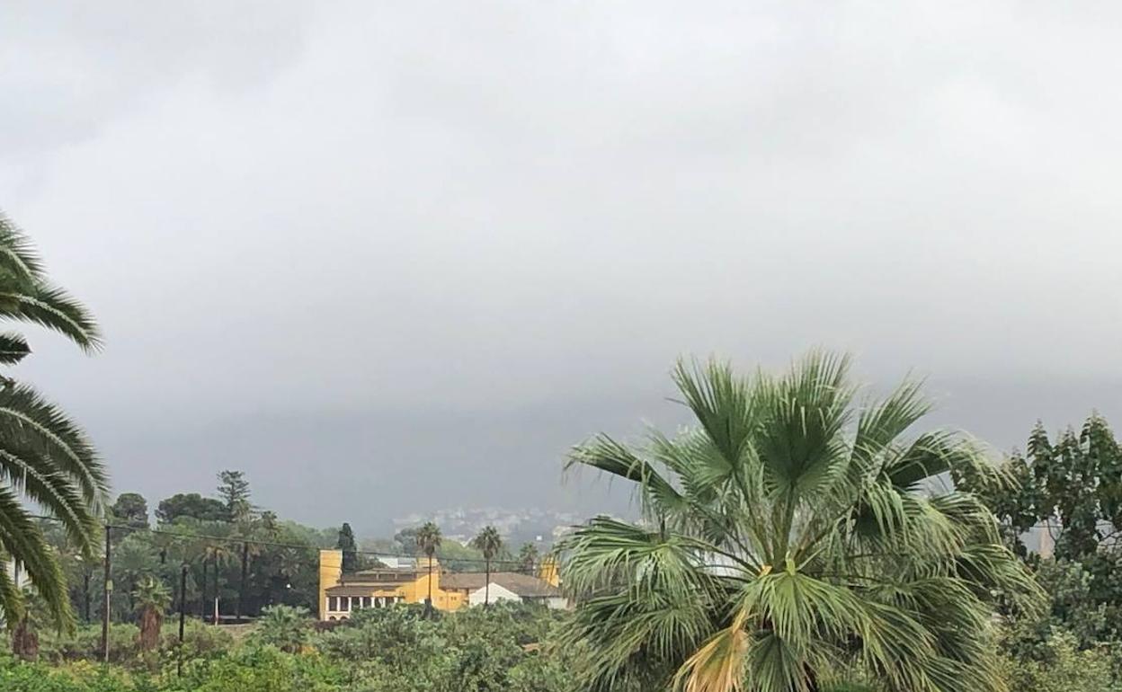 El Montgó cubierto por las nubes que están dejando lluvia en Dénia. 