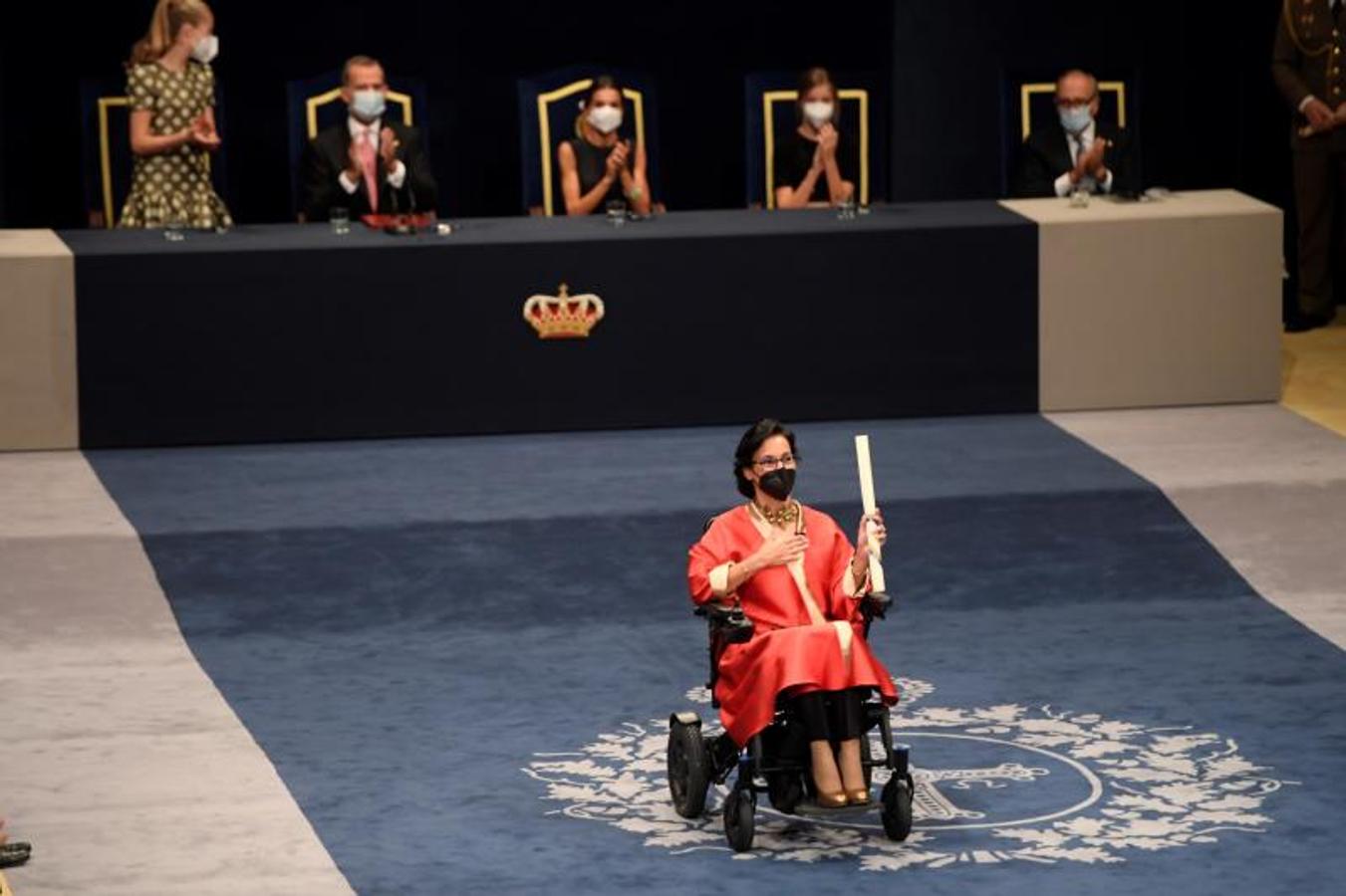 La Familia Real aplaude a Teresa Perales, premio Princesa de Asturias al Deporte y ganadora de 27 medallas olímpicas. 