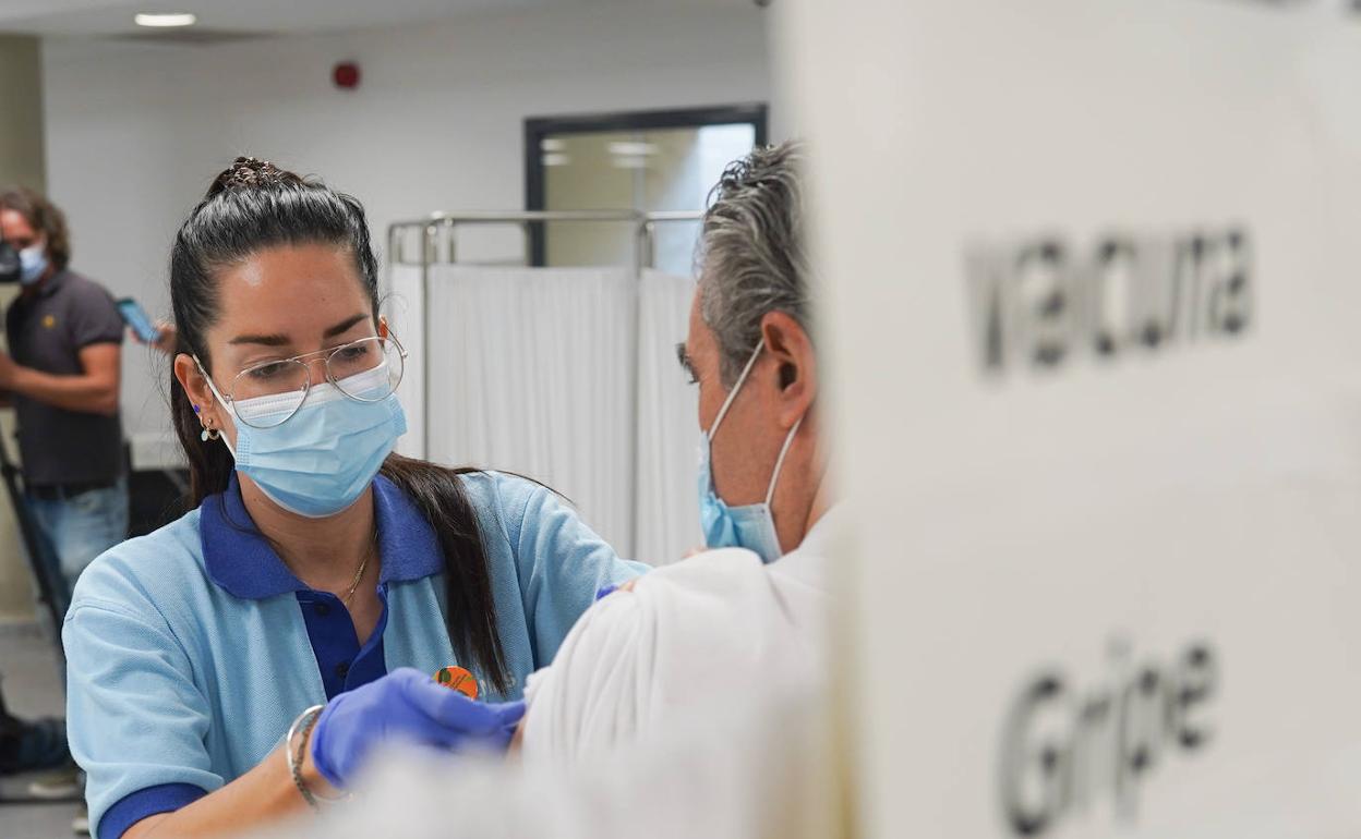 Vacunación contra la covid y la gripe en Sevilla..