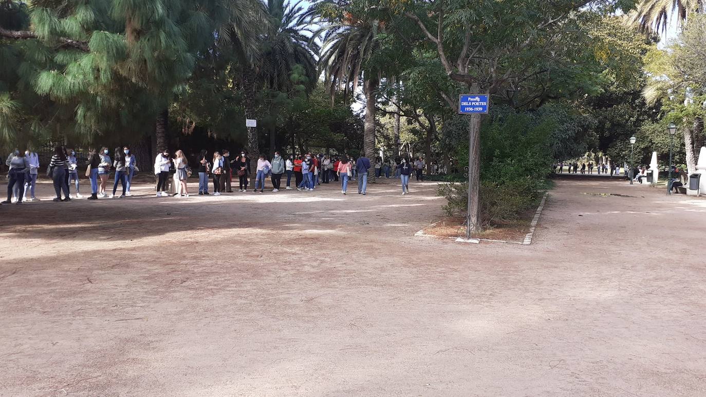 La escritora valenciana desata la locura con colas que salen del céntrico parque