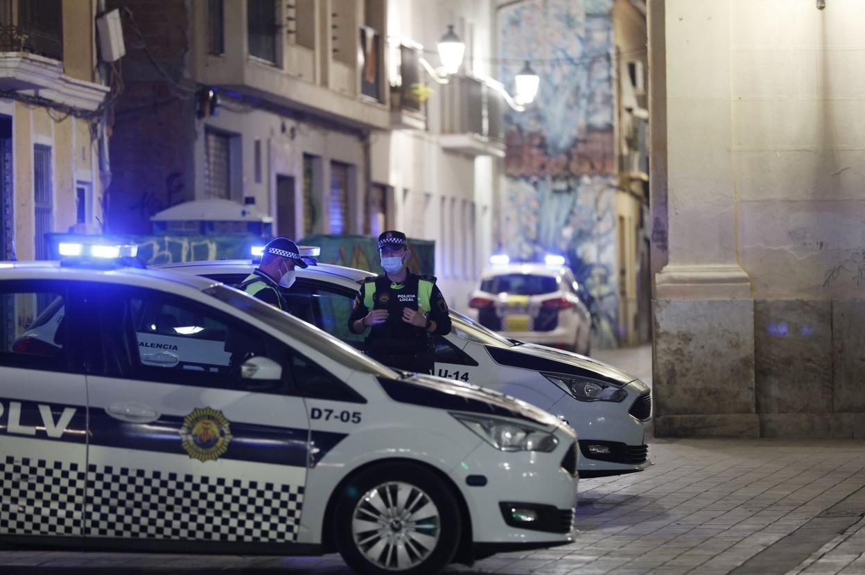 Patrullas de la Policía Local acordonan la plaza de Benimaclet. J. Signes 